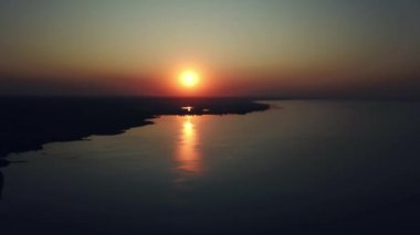 Denizin üzerinde gün doğumunun hava manzarası, güzel gün doğumu okyanusu, sabah dalgaları, gün doğumunda su yüzeyinde güzel yansımalar, denizin üstünde gün doğumu. 