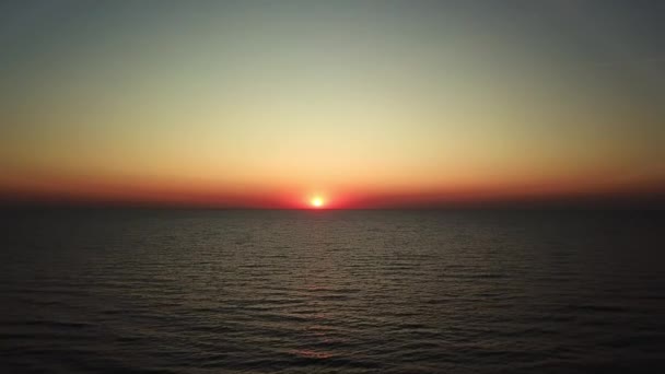 vue aérienne du lever du Soleil sur la mer, Beau lever du Soleil Océan, Perruques matinales sur la mer, Belles reflets sur la surface de l'eau au lever du Soleil, Lever du Soleil au-dessus de la mer  