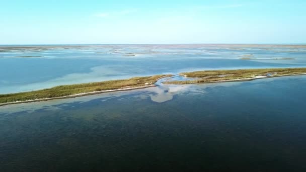 survol de petites îles sur la mer Noire, vue aérienne sur la mer peu profonde et de nombreuses îles 