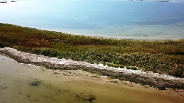 survol de petites îles sur la mer Noire, vue aérienne sur la mer peu profonde et de nombreuses îles 