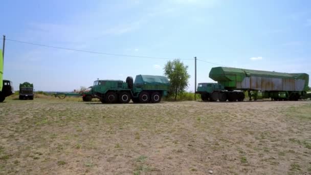 Militaire Vrachtwagen Voor Sovjet Intercontinentale Raketten Militaire Uitrusting Oude Sovjetbasis — Stockvideo