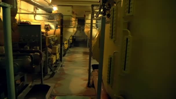 A l'intérieur du bunker militaire soviétique souterrain, poste de commandement souterrain soviétique, à l'intérieur de l'ancienne base soviétique, ancienne base militaire soviétique 