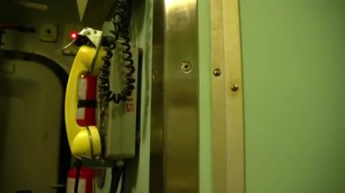 Bir Sovyet yeraltı askeri sığınağında, yeraltındaki Sovyet askeri sığınağında, Sovyet yeraltı komuta merkezinde, eski Sovyet üssünde, eski Sovyet askeri üssünde,