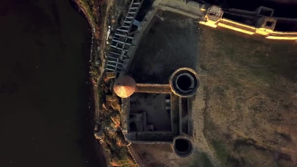 Antenn Utsikt Över Fästning Vid Solnedgången Över Havet Antenn Utsikt — Stockvideo