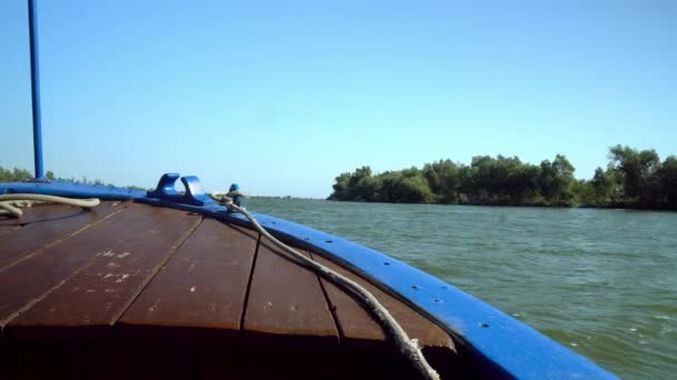 Vista Desde Barco Navegando Largo Del Danubio Costilla Barco Madera — Vídeos de Stock