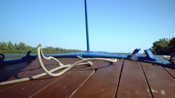 ドナウ川を航行するボートからの眺め 木製のボートリブに乗って — ストック動画