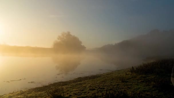 川の上の朝の霧の時間経過 秋の川の上の朝の霧 川の上の朝の霧 晴れと霧の朝の夜明け — ストック動画