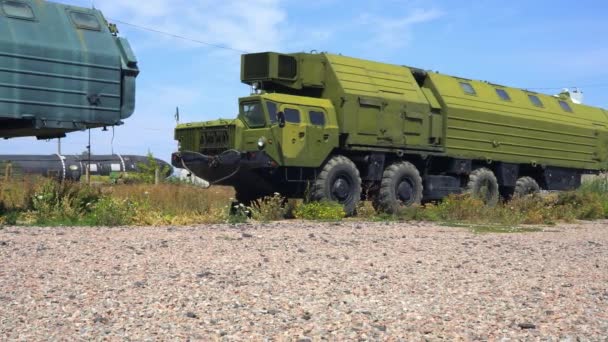 军用卡车 用于苏联洲际导弹 旧苏联基地的军事装备 博物馆中的洲际苏联火箭撒旦 导弹防御系统 准备发射洲际弹道导弹 — 图库视频影像