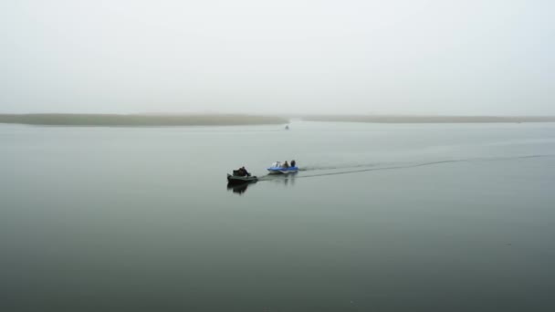 Лодка Рыбаками Осенью Туман Моторная Лодка Реке Тумане Рыбацкая Лодка — стоковое видео