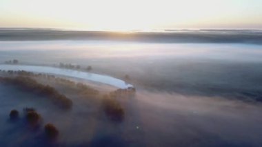 Sonbahar nehri üzerinde sabah sisi, gün doğumunda nehir üzerinde uçuş, sabah sisinde nehir üzerinde şafak, sabah sisinde nehir, nehirde güneşli ve sisli bir sabah.