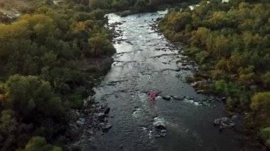 Gün batımında nehir sallarında insanlar, dağda nehirde sallarda insanlar, rafting, Rafters Run The Rapids, Rafting Takımı nehirde