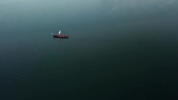 Günbatımında Eski Yelkenli Gemisinin Hava Manzarası Günbatımında Eski Yelkenli Gemisinin — Stok video