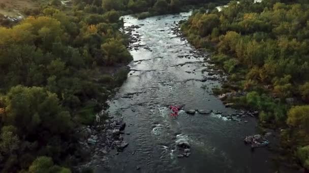 Mensen Rivier Vlotten Bij Zonsondergang Mensen Vlotten Berg Rivier Rivier — Stockvideo