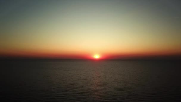 Luftaufnahme Von Sonnenaufgang Über Dem Meer Schöner Sonnenaufgang Ozean Morgenwellen — Stockvideo