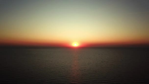 Εναέρια Άποψη Της Ανατολής Του Ηλίου Πάνω Από Θάλασσα Όμορφη — Αρχείο Βίντεο