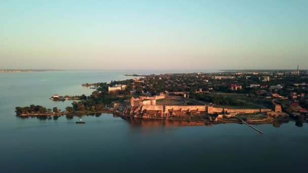 Gün Batımında Deniz Üzerindeki Kalenin Havadan Görünüşü Gün Batımında Akerman — Stok video