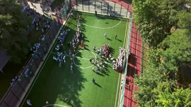 Luftaufnahme Von Tanzenden Kindern Schulstadion Luftaufnahme Von Kindern Auf Dem — Stockvideo
