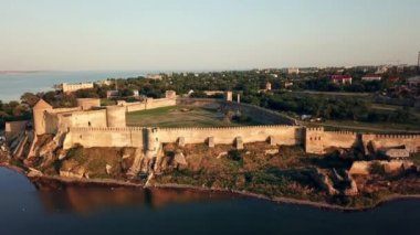 Gün batımında deniz üzerindeki kalenin havadan görünüşü, gün batımında Akerman Kalesi 'nin havadan görünüşü, Bilhorod' daki Dinyester halklarının kıyısındaki Akkerman antik kalesinin üzerinde uçan insansız hava aracı.