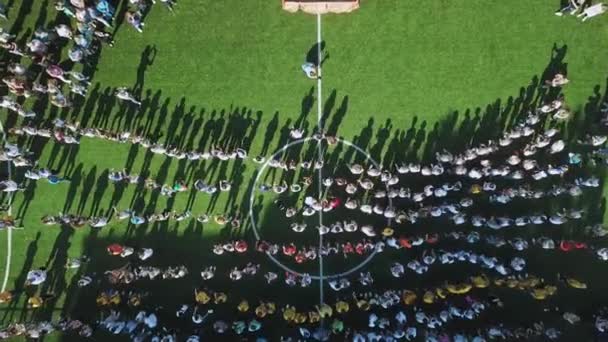 Okul Stadyumunda Dans Eden Çocukların Hava Görüntüsü Şehirdeki Okul Stadyumundaki — Stok video