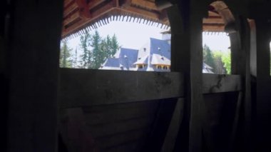 Dünyanın en yüksek ahşap kilisesi, Sapanta-Peri Manastırı, Bucovina Romanya 'nın havadan görünüşü, tahta kilise UNESCO dünya mirası alanı, dini sembol, eski ahşap kilise ve bahçeler