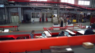 Posta paketlerinin sıralanması, posta paketlerinin sıralanması, posta taşıma sistemi, paketler posta sıralama ofisinde bir taşıyıcı bant üzerinde taşınır