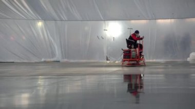 Beton kaldırım, inşaat sahasında elektrikli mala makinesi, elektrikli malayla pürüzsüz beton, inşaat işçilerinin inşaat alanında beton yüzeyi cilalaması.