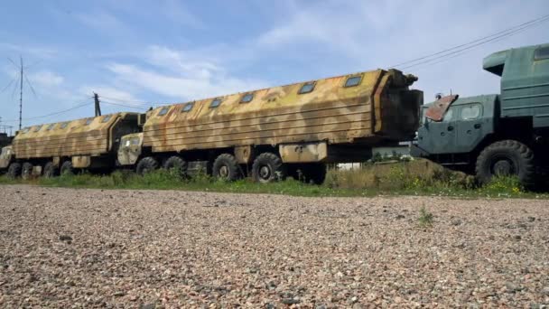 Militaire Vrachtwagen Voor Sovjet Intercontinentale Raketten Militaire Uitrusting Oude Sovjetbasis — Stockvideo