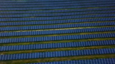 Güneş enerjisi istasyonunun hava görüntüsü, güneş ışığı, yenilenebilir enerji, güneş enerjisi ve güneş enerjisi istasyonunun hava görüntüsü.