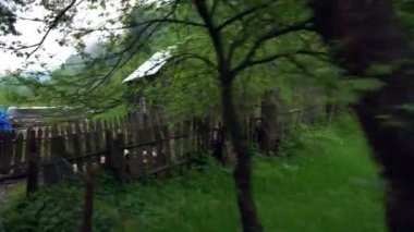 Eski bir tren vagonunun penceresinden manzara, Romanya 'da eski bir buhar lokomotifi, buharlı dar ölçü treni, kırsal alanda tıkırdayan buhar treni, dar ölçülü demiryolu.