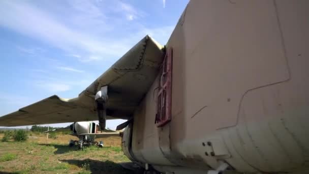 Vieux Chasseur Réaction Soviétique Dans Musée Vieil Avion Sur Terre — Video