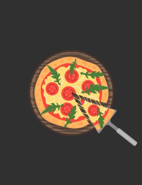 Margherita pizza siyah masada ahşap tahta üzerinde. Peynir erime ile dilim.