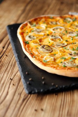 Vejeteryan ev yapımı pizza ahşap masa üzerinde mantar ile