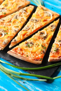 Slised vejeteryan ev yapımı pizza mavi masaya mantar