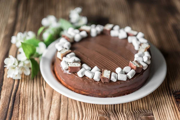 Çikolatalı kek dekore hatmi, nuga, kahverengi ahşap masaya Yasemin çiçek,