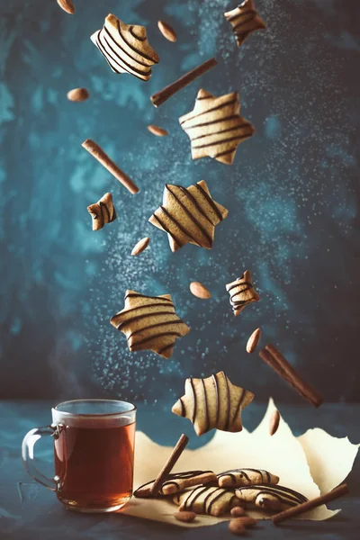 Sıcak çay ile düşen tanımlama. Çikolata sosu ve koyu arka plan üzerine tarçın ile gingerbread yükseltebilirim. Noel ruh hali