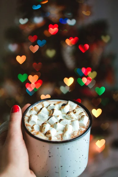 Cacao con malvavisco frito. Árbol de Navidad en el fondo con forma de corazón bokeh — Foto de Stock