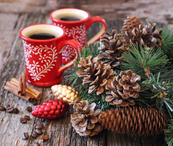 Две чашки кофе, сосновые шишки и новогодние украшения — стоковое фото