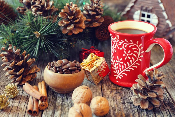 Šálek kávy, šišky a vánoční hračky a ozdoby — Stock fotografie