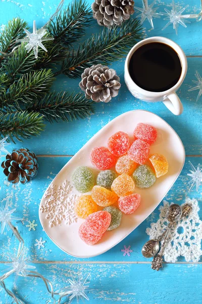 Nieuwjaar stemming: jelly candy en kopje koffie — Stockfoto
