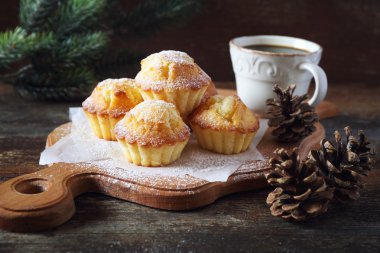 Limonlu kek, kahve ve çam kozalakları polis