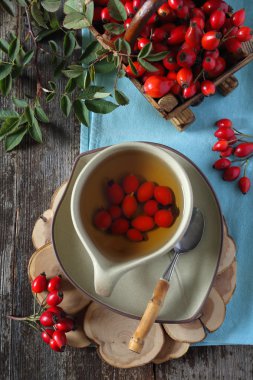 Kuşburnu çayı ve çilek