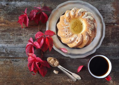Ev yapımı Kouglof, fincan kahve ve kırmızı yaprakları