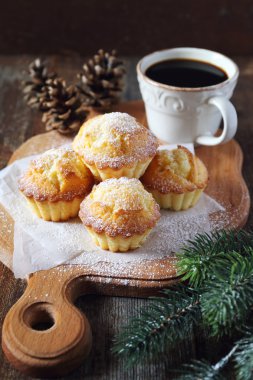 Limonlu kek, kahve ve çam kozalakları polis