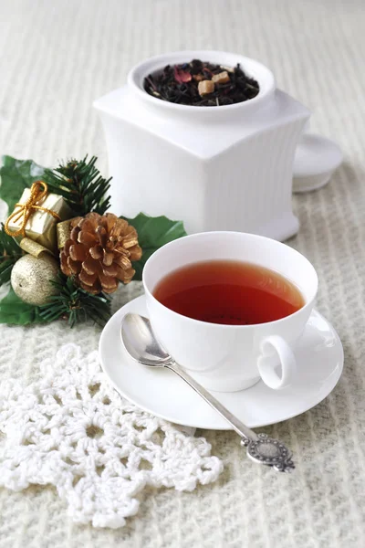 Chá preto com sabor em prato de porcelana branca — Fotografia de Stock
