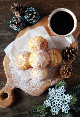 Limonlu kek, fincan kahve, çam kozalakları kar tanesi tığ işi