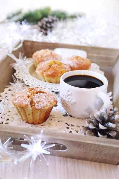Рождественский кофе-брейк: кексы, чашка кофе и освещенный г — стоковое фото
