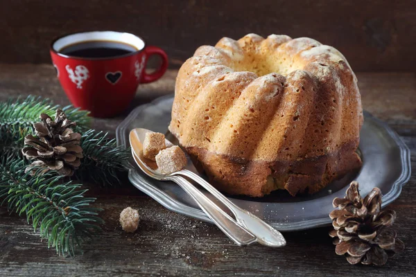 Nieuwjaar dessert: zelfgemaakte cake en kopje koffie — Stockfoto