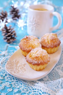 Çörek, bir fincan çay ve ışıklı garland