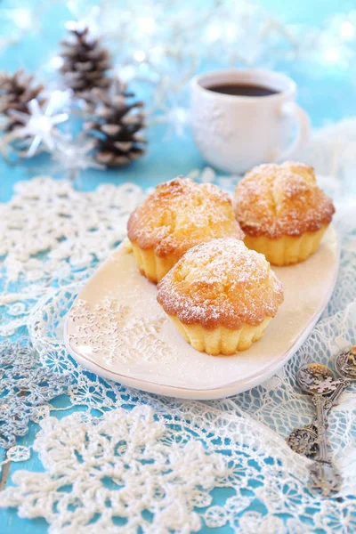 Pause café de Noël : muffins, tasse de café et illuminé g — Photo