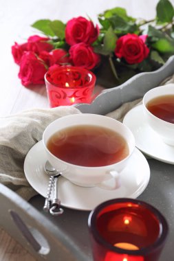Romantik çay içmek için iki Sevgililer günü